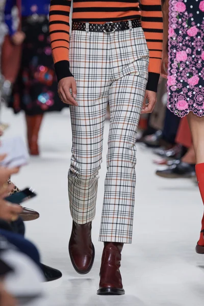Look 19